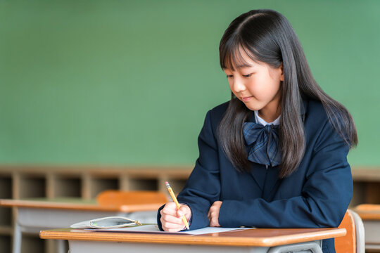 Junior high and high school students in uniform taking entrance exams, tests, and examinations.