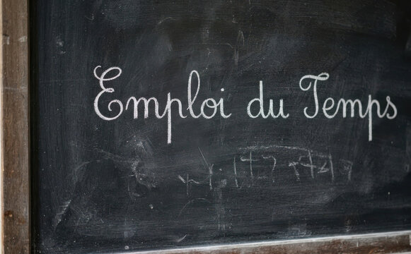 Emploi du Temps sur un tableau noir - Emploi du temps scolaire, organisation et planning de cours