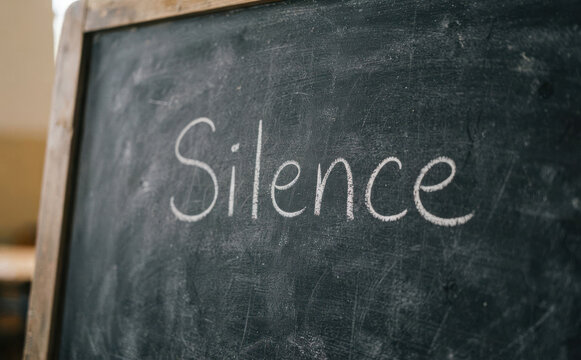 Silence &eacute;crit sur un tableau noir concept de communication muette et de concentration