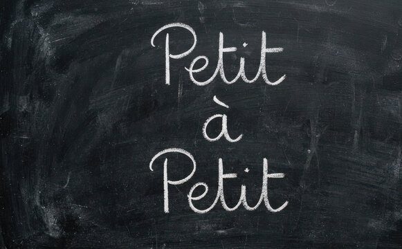 Petit &agrave; petit, dicton fran&ccedil;ais sur tableau noir pour apprentissage et motivation
