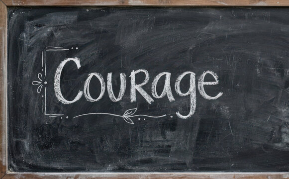 Courage ecrit a la craie sur un tableau noir concept de motivation et de developpement personnel pour la reussite