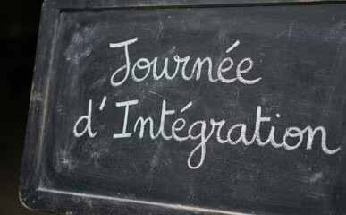 Fototapeta premium JournÃ©e d IntÃ©gration, tableau noir avec inscription ecrite a la craie pour evenement scolaire ou professionnel d acceuil des nouveaux venus