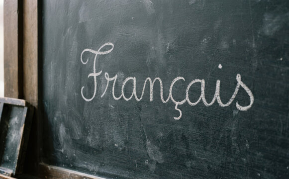 Fran&ccedil;ais sur tableau noir, apprentissage de la langue fran&ccedil;aise, &eacute;ducation, cours de fran&ccedil;ais, &eacute;cole