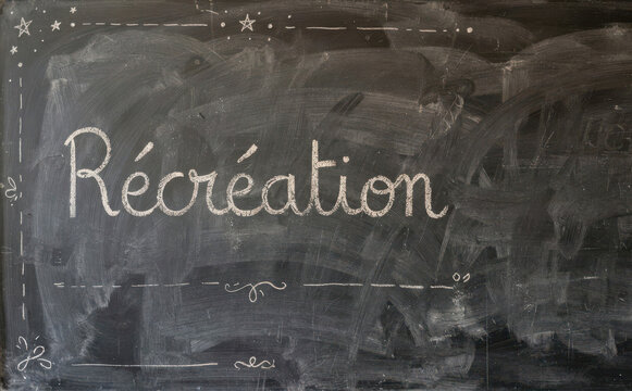 R&eacute;cr&eacute;ation - Tableau noir avec &eacute;criture &agrave; la craie blanche et &eacute;toiles, concept d'&eacute;ducation