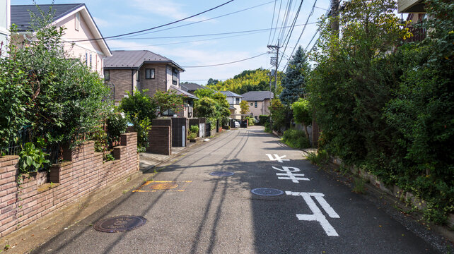夏の静かな住宅街