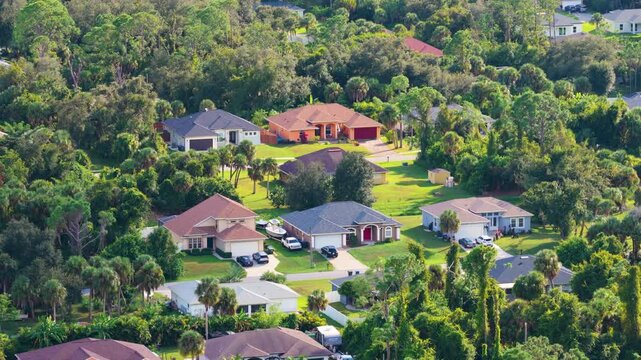 American residential community in North Port with private houses, palm trees and organized layout, representing Florida real estate market.