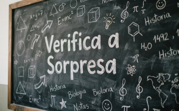 Verifica a sorpresa lavagna scolastica con formule ed equazioni per test e esami di scuola