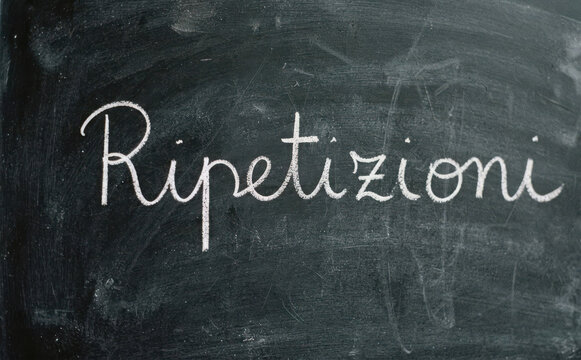 Ripetizioni scritta a gesso su lavagna scolastica per ripetizioni private e lezioni