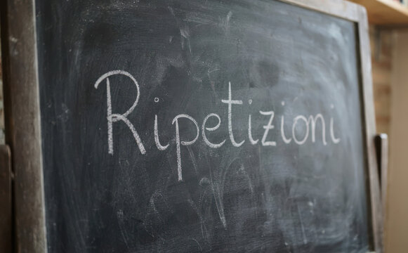 Ripetizioni scritte con il gesso su una lavagna nera per lezioni private e studio scolastico