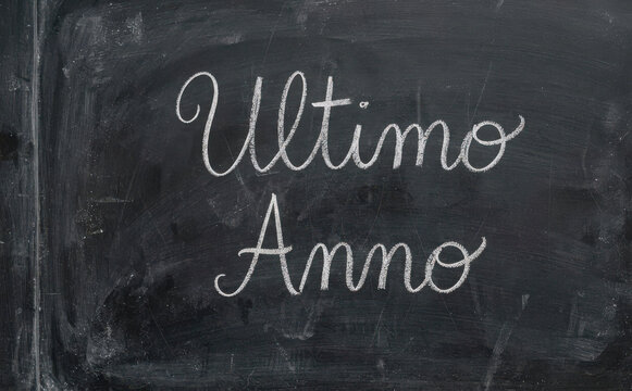Ultimo Anno scritto con il gesso su una lavagna nera per celebrare la fine del percorso scolastico e universitario