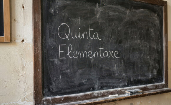 Quinta Elementare lavagna scolastica con scritta gesso per educazione scuola istruzione