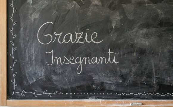 Grazie Insegnanti scritta lavagna grazie insegnanti concetto educazione scuola