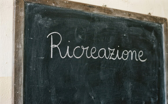 Ricreazione scritta sulla lavagna, concetto di pausa scolastica e tempo libero per studenti