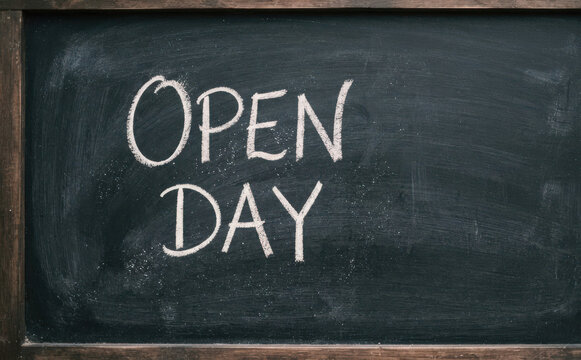 OPEN DAY scritto a gesso su lavagna scolastica, concetto di orientamento universitario, istruzione, eventi formativi e accoglienza