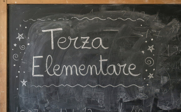 Terza Elementare scritta con gessetto su lavagna scolastica, concetto di educazione e ritorno a scuola per bambini