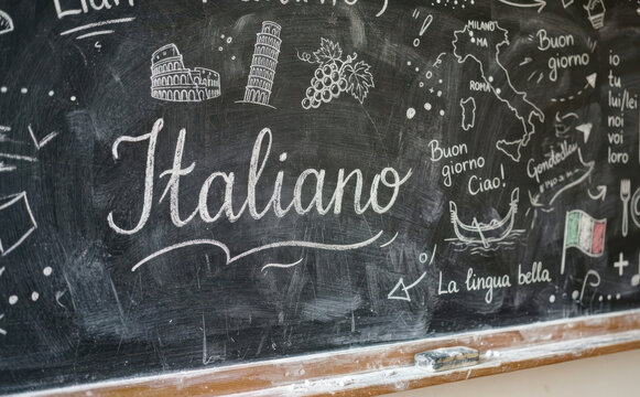 Italiano lavagna con disegni e parole in italiano per studio e apprendimento della lingua