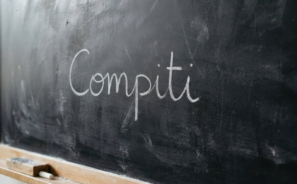 Compiti scritto con il gesso su una lavagna nera scolastica concetto di compiti a casa e studio