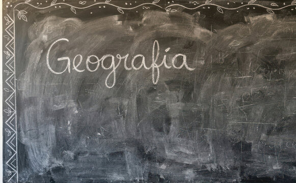 Geografia scritta a gesso su una lavagna nera per progetti scolastici, educazione e studio