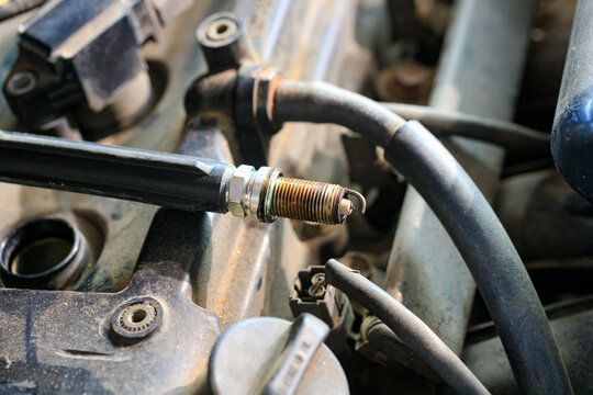 Spark plugs for gasoline engines that are old and have expired will cause incomplete combustion in the engine, in soot and dirt. Changing spark plugs can maintain and extend the life of the engine