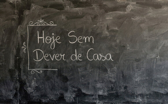 Hoje Sem Dever de Casa escrito em lousa preta lousa escolar educacao infantil dever de casa sem licao aula sem licao surpresa para criancas