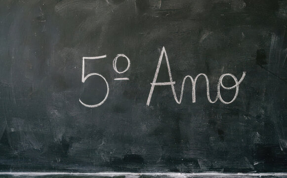 5 Ano escrito na lousa escolar, conceito de educacao primaria e ensino fundamental para criancas na escola