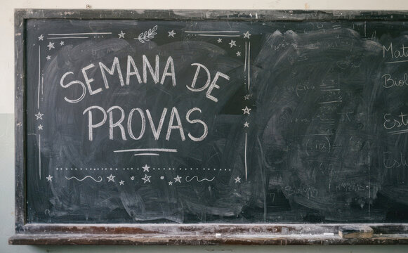 SEMANA DE PROVAS - Quadro negro escolar com mensagem sobre testes e avaliacoes para educacao e estudos