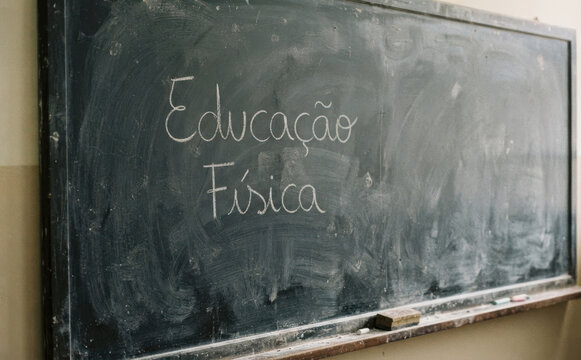 Educacao Fisica escrito a giz na lousa escolar, aula de educacao fisica, conceito de ensino