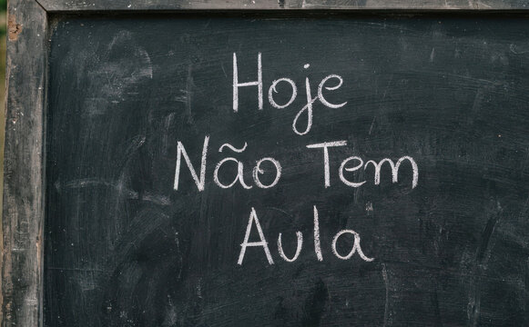 Hoje N&atilde;o Tem Aula lousa escolar aviso de suspens&atilde;o de aulas e feriado em escola