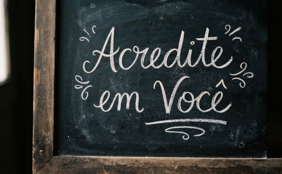 Acredite em Voce lousa com frase motivacional em portugues para inspiracao e desenvolvimento pessoal
