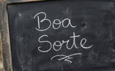 Fototapeta premium Boa Sorte escrito a giz em lousa preta, mensagem de boa sorte para motivacao e sucesso profissional