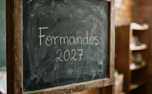 Formandos 2027 escrito em lousa escolar para formatura e educacao