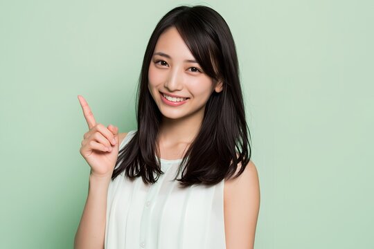 笑顔の日本人女性が指差し提案明るい未来へ導くポジティブなイメージ