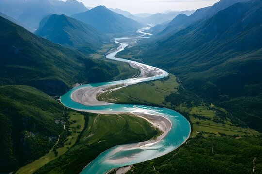 T&uuml;rkisfarbener Fluss schl&auml;ngelt sich spektakul&auml;r durch ein gr&uuml;nes Bergtal