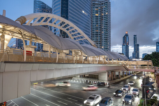 The Chong Nonsi Skywalk, a modern overpass in Bangkok's Silom, Sathorn business district. It links the Chong Nonsi BTS Station to nearby office towers. Bangkok, Thailand.