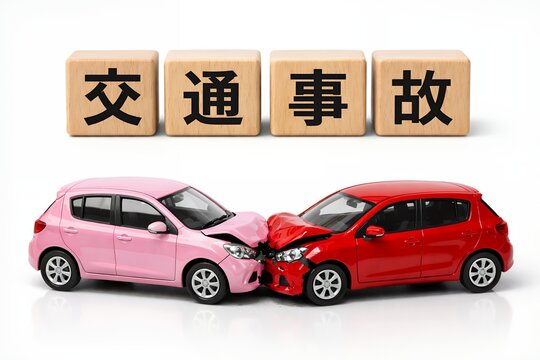 交通事故のミニカー同士が正面衝突する危険な瞬間