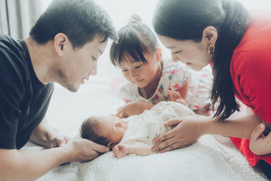 新生児を見守る家族