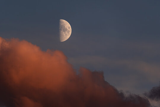 Halbmond mit Wolken