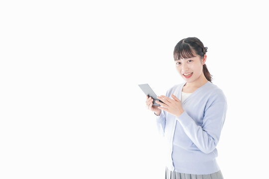 プレゼントを渡す若い女性