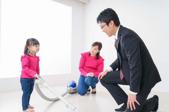 仕事に行くお父さんと母娘