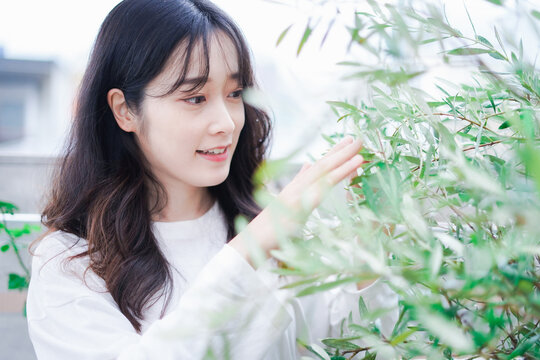庭でガーデニングをする若い女性