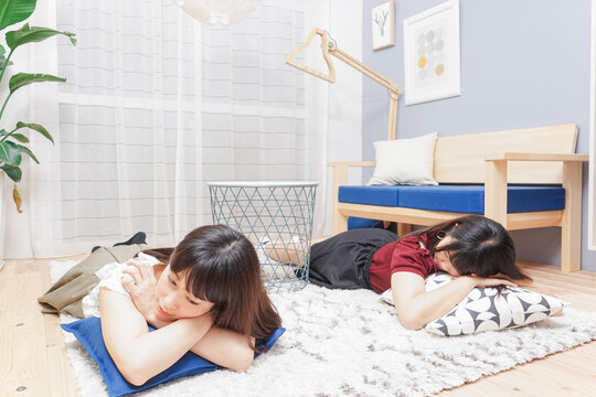 お泊りをする女子学生