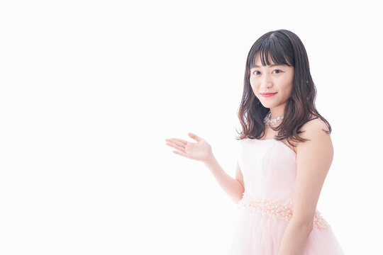 ピンクのドレスを着た花嫁