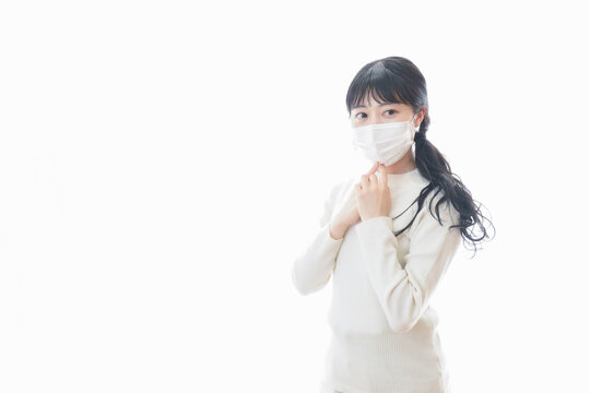 マスクを装着する若い女性