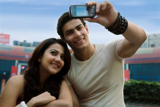 Couple clicking their photograph 