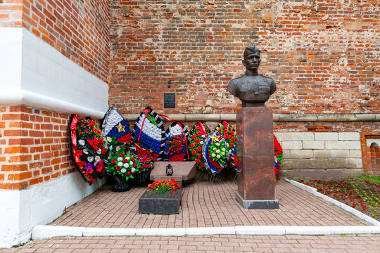 A monument to Hero of the Soviet Union against the fortress wall in Smolensk