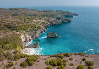 Obraz premium Aerial view of the cliffside coastline and beaches of Penida Island, Bali, Indonesia