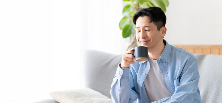 リラックスしてコーヒーを飲む男性