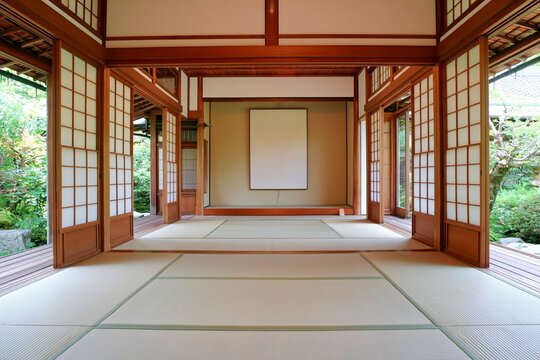 日本の伝統的な家屋の美しい和室庭園と畳の空間