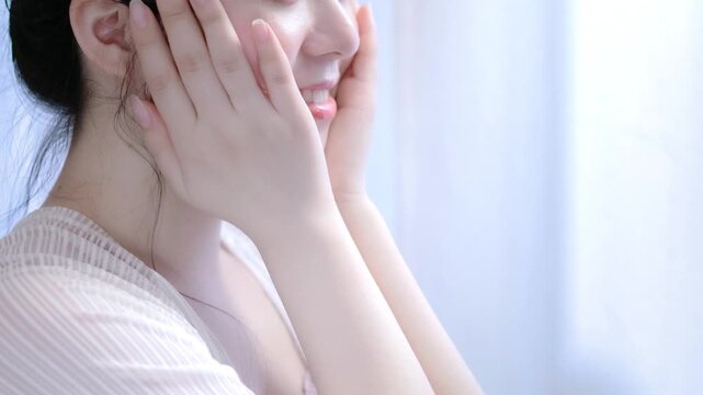 保湿クリーム、化粧水でスキンケアする女性