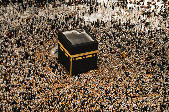 Pilgrims surround the Kaaba in Makkah during Umrah a time of prayer and reflection